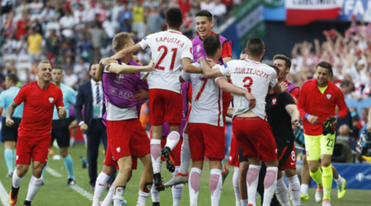 Опълчението на Северна Ирландия не спря Полша от първи успех на еврофинали