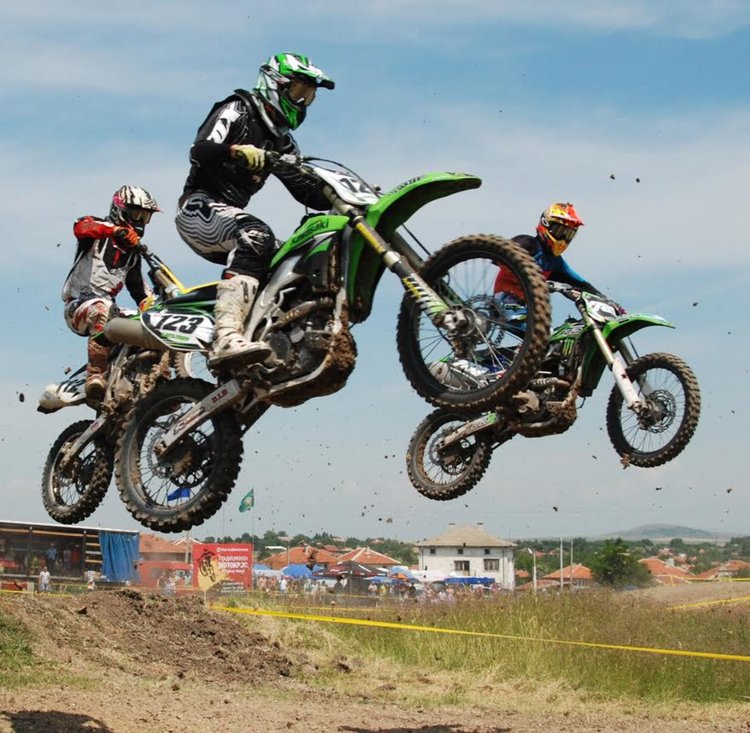 53-ма състезатели от цялата страна участваха в мотокроса край Горски извор