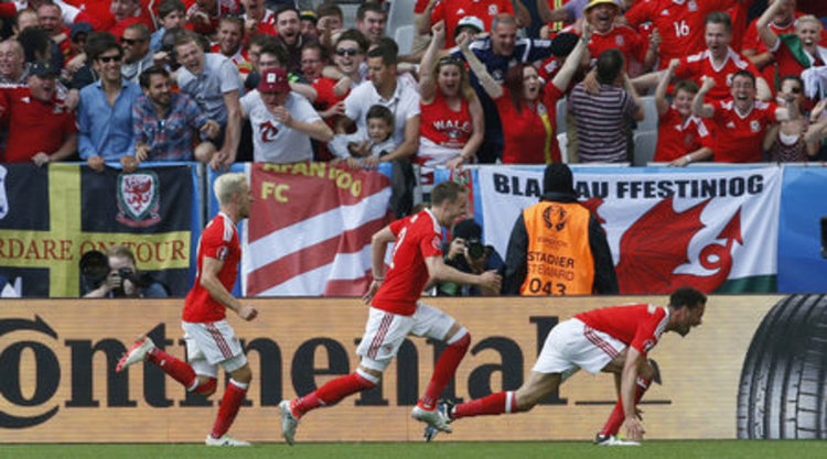 Уелс победи Словакия в битката на дебютантите