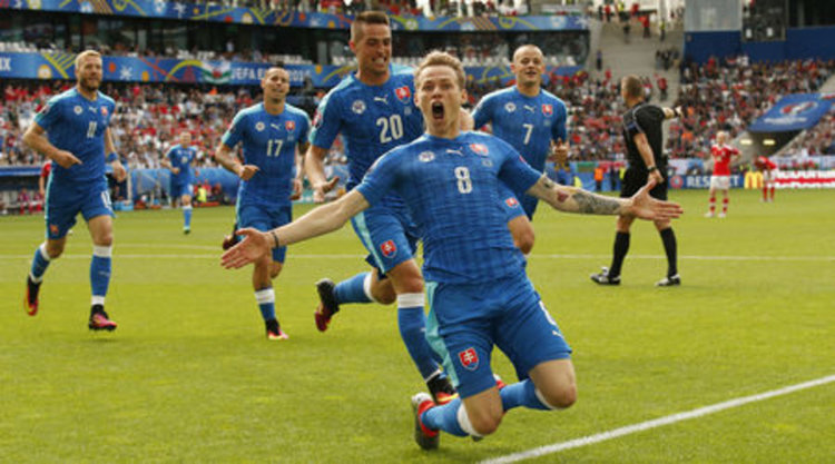  Уелсците надиграха словаците в битката на дебютантите