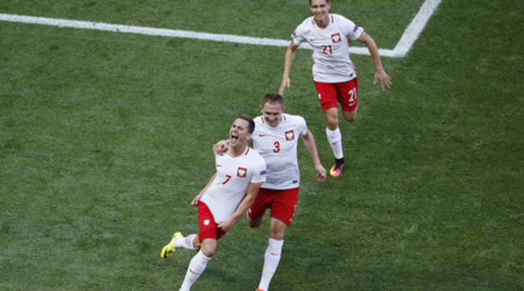 Опълчението на Северна Ирландия не спря Полша от първи успех на еврофинали