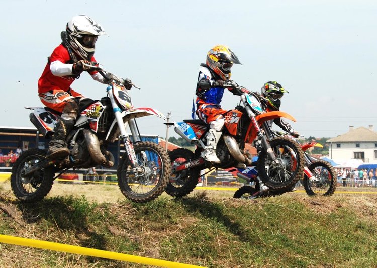 53-ма състезатели мериха сили в мотокрос край Горски извор