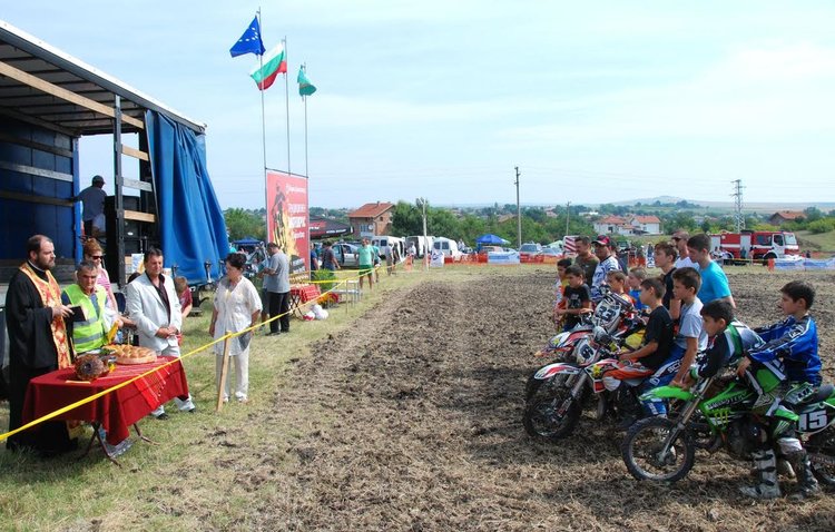 53-ма състезатели мериха сили в мотокрос край Горски извор