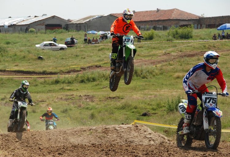 53-ма състезатели мериха сили в мотокрос край Горски извор