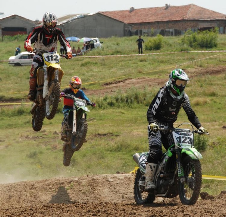 53-ма състезатели мериха сили в мотокрос край Горски извор