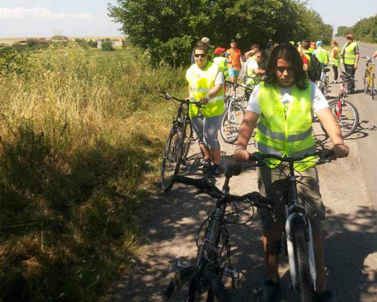 Ученици с велосипеди посетиха музея на Яворов