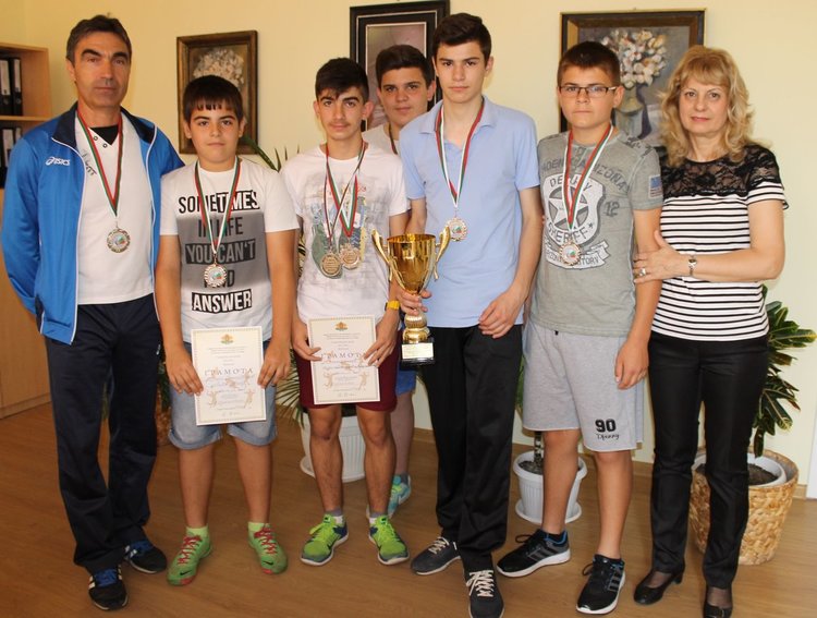 Отборът по бадминтон с треньора Димо Динков и директорът Дорина Желязкова