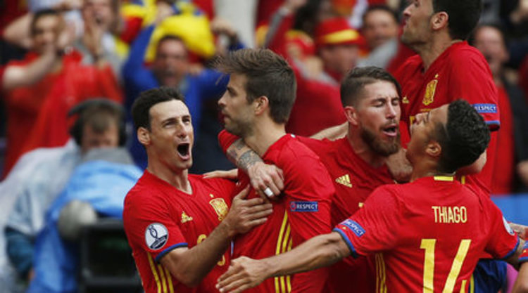 Испания проби чешката стена с гол на Жерар Пике в края