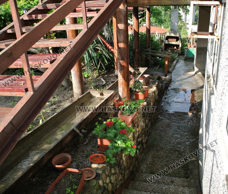 Авария остави кв. Куба без вода, спуканата тръба минава под къща