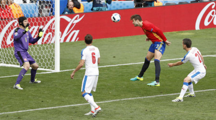 Петер Чех и отбраната пред него бе непробиваема почти през целия мач, но не успя да удържи равенството