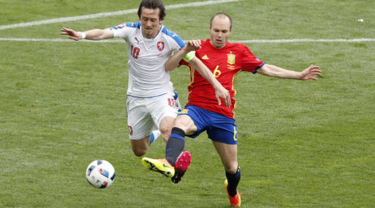 Испания проби чешката стена с гол на Жерар Пике в края