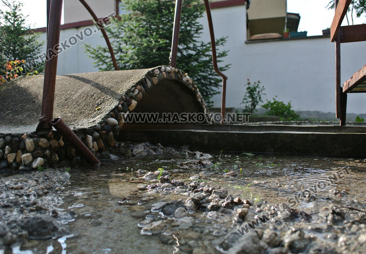 Авария остави кв. Куба без вода, спуканата тръба минава под къща
