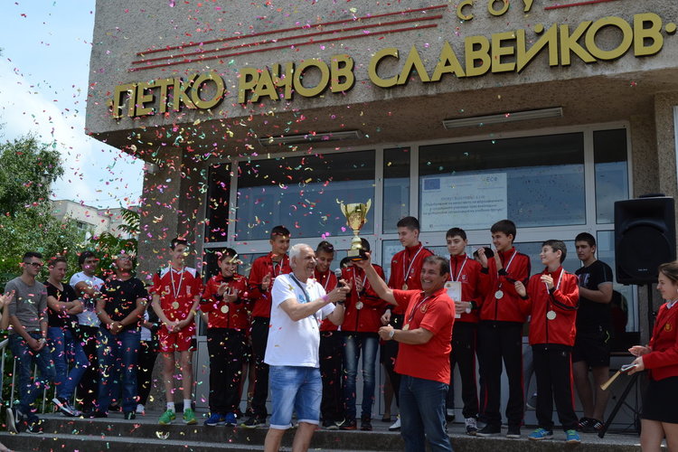 „Славейков“ посрещна златните волейболисти