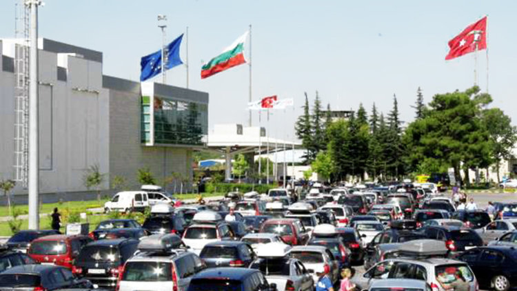 Осемкилометрова колона от тирове задръства ГКПП Капъкуле