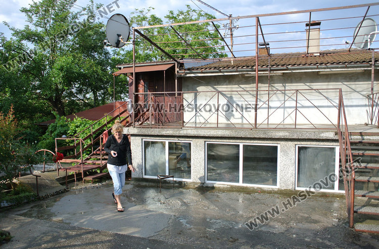 Авария остави кв. Куба без вода, спуканата тръба минава под къща