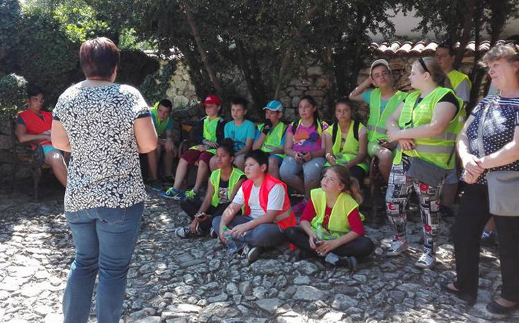 Ученици с велосипеди посетиха музея на Яворов