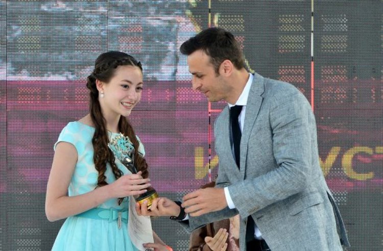 Александра получава Лауреатската си награда лично от Бербатов