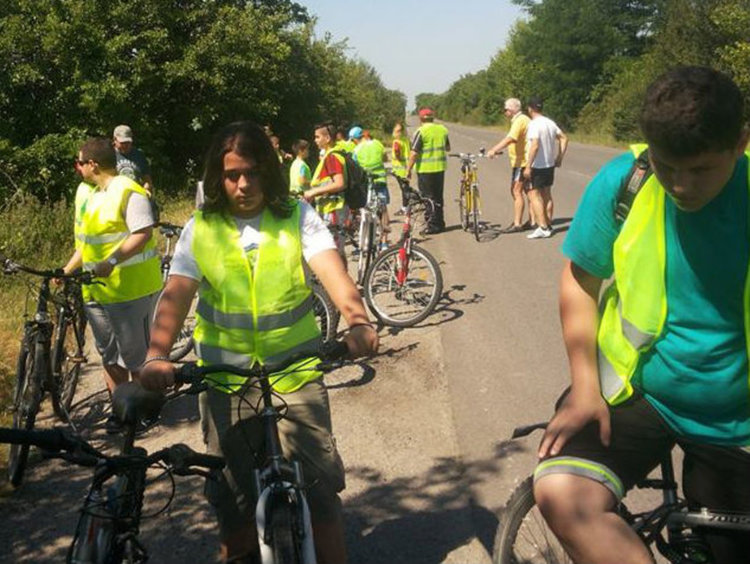 Ученици с велосипеди посетиха музея на Яворов