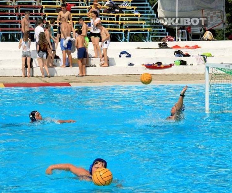 Славейковци изпращат учебната година пак на басейн „Арпезос”