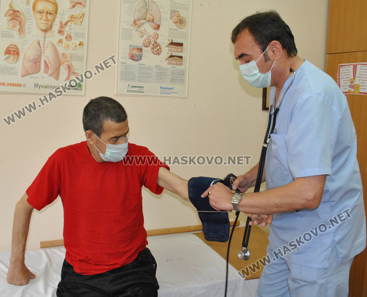 Д-р Здравко Наков преглежда пациенти