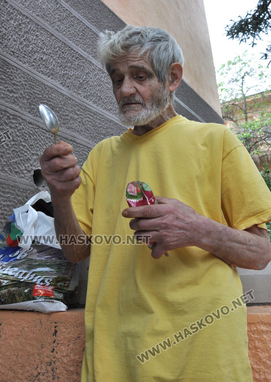 Бай Райчо си е странен - яде салама с лъжица