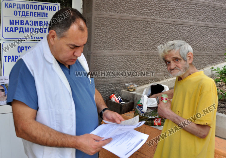 В края на април бай Райчо бе изписан от Кардиологията, но нямаше къде да отиде. Шефът на болницата д-р Гелов  реагира мигновено и настани бездомника временно в друго отделение