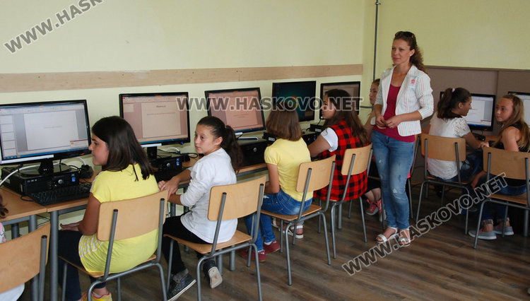 Швейцария подари компютри на училището в Конуш 