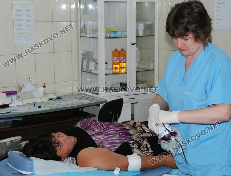 Един от 10 кръводарители доброволец, останалите – роднини