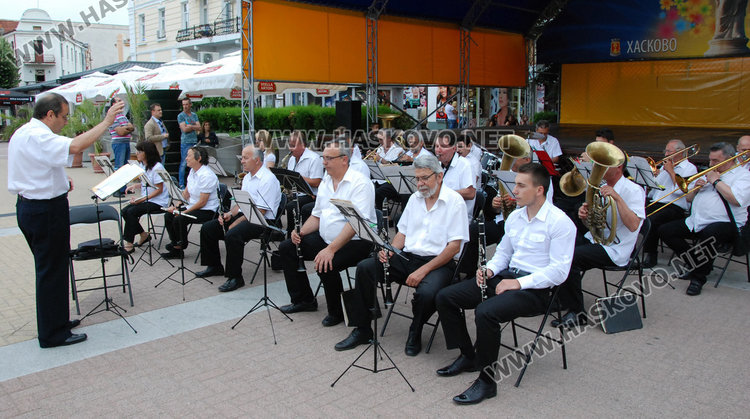 Духовият оркестър свири под дъжда, културата разпъна чадър над Шалапатов