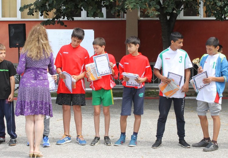 Директорът Снежана Ангелова награди победителите