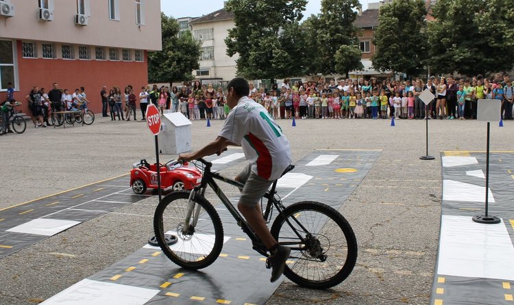 ОУ "П.Славейков" даде "Зелена светлина на децата" 