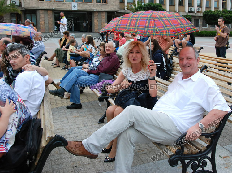 Духовият оркестър свири под дъжда, културата разпъна чадър над Шалапатов