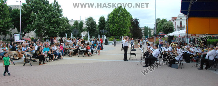 Духовият оркестър свири под дъжда, културата разпъна чадър над Шалапатов
