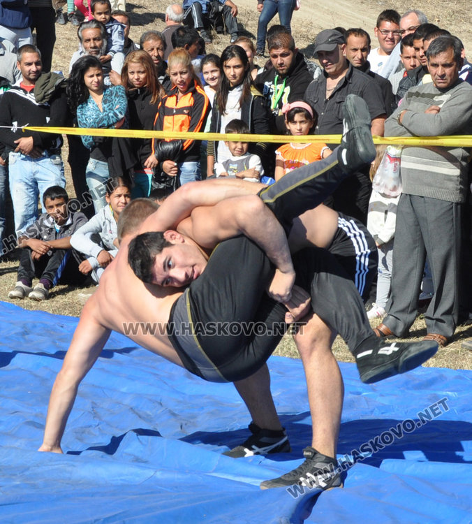 Златен пояс за най-добър борец на турнира край Тополовград