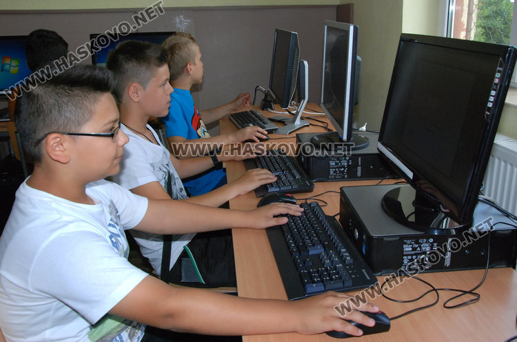 Швейцария подари компютри на училището в Конуш 