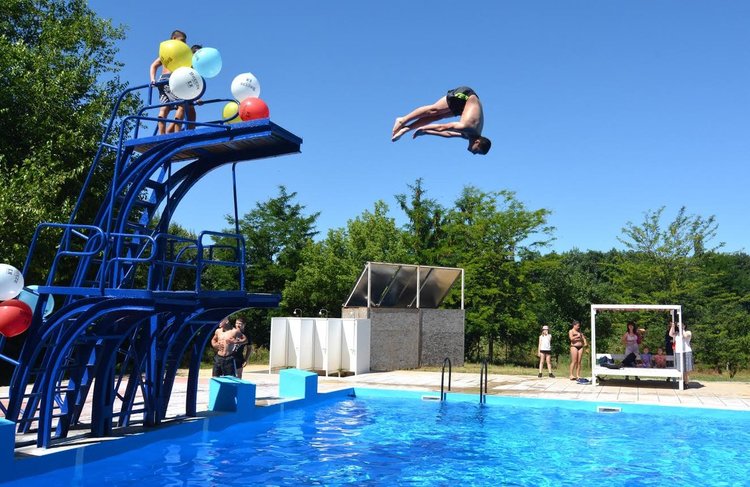 Започват безплатни курсове по плуване на басейн "Химик"