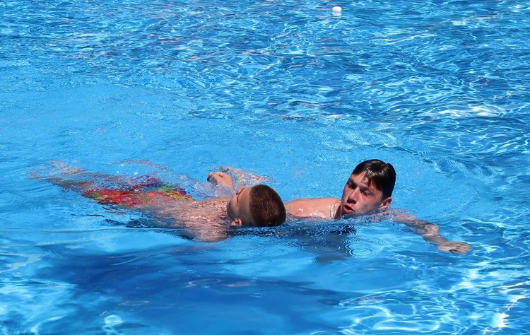 С демонстрации по водно спасяване днес на басейн "Химик" бе даден старт на плувно лято 2016