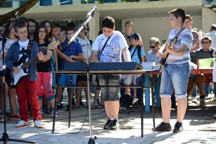 Отличници, игри, музика и басейн за шампионите на „Славейков“