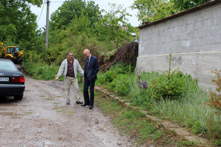 Общината ремонтира 4 улици и паркинг във вилните зони