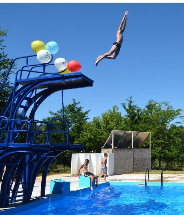 Започват безплатни курсове по плуване на басейн "Химик"