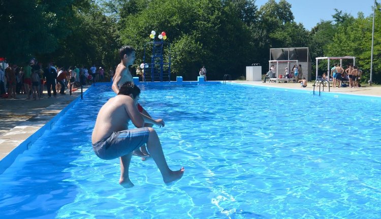 Започват безплатни курсове по плуване на басейн "Химик"