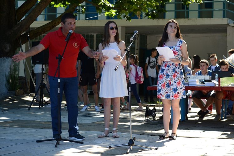Отличници, игри, музика и басейн за шампионите на „Славейков“
