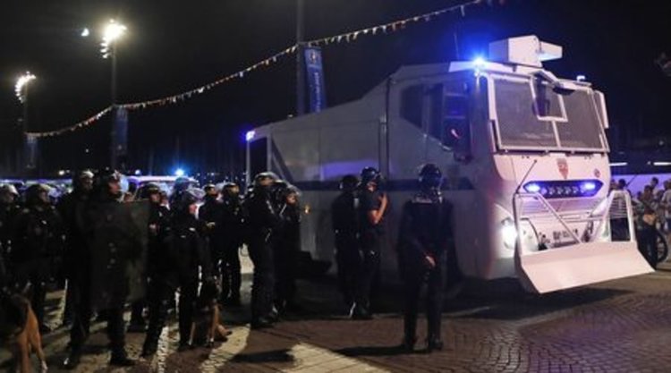 Френската полиция е издала заповеди за депортирането на 29 руски фенове