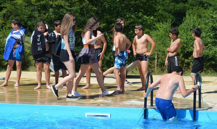 Започват безплатни курсове по плуване на басейн "Химик"