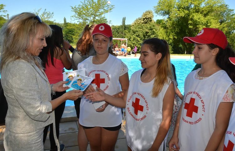 Започват безплатни курсове по плуване на басейн "Химик"