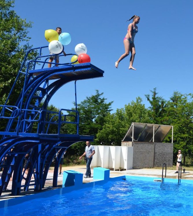 Започват безплатни курсове по плуване на басейн "Химик"