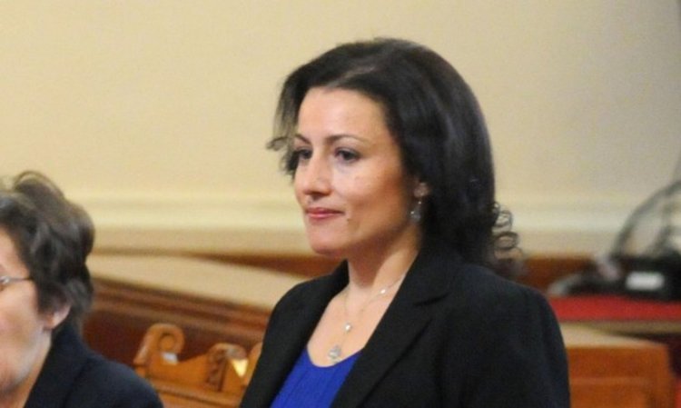 Десислава Танева пред депутатите: Селската програма не е спряна