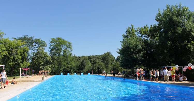 Започват безплатни курсове по плуване на басейн "Химик"