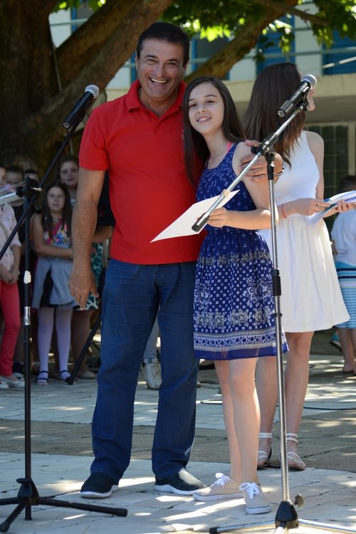 Отличници, игри, музика и басейн за шампионите на „Славейков“