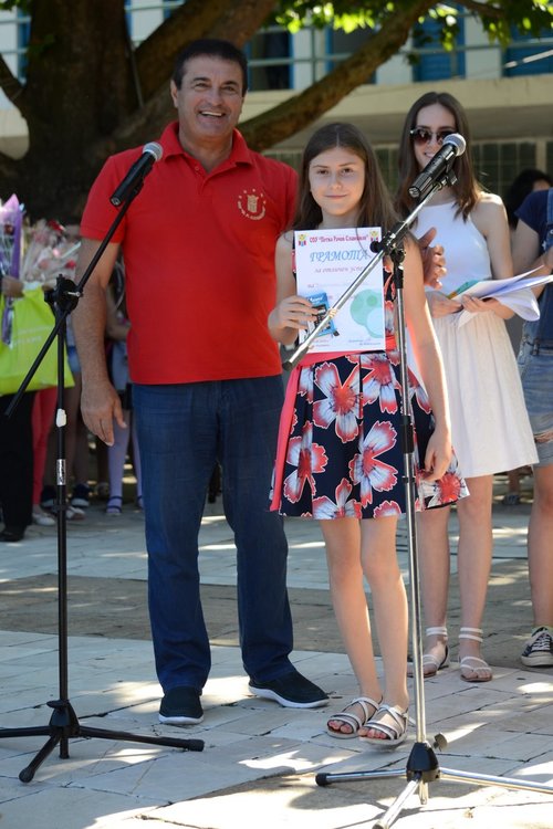 Отличници, игри, музика и басейн за шампионите на „Славейков“